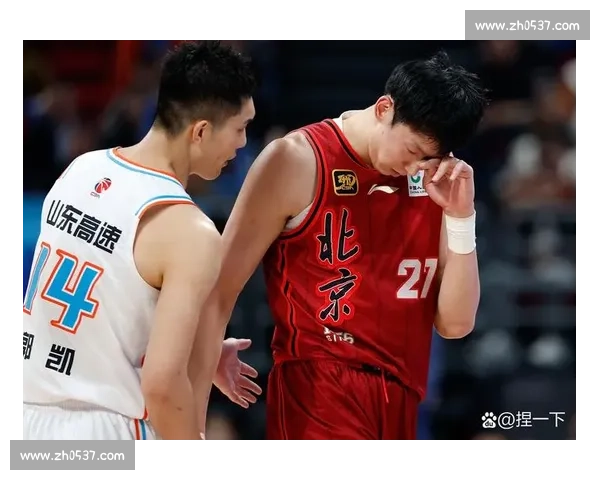 今日篮球赛事聚焦：精彩对决呈现各大联赛激烈竞争与球员亮眼表现